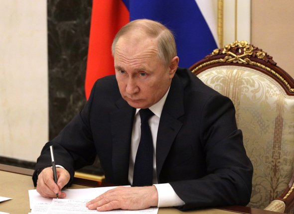Путин обсудил с Совбезом защиту молодежи от иностранного влияния