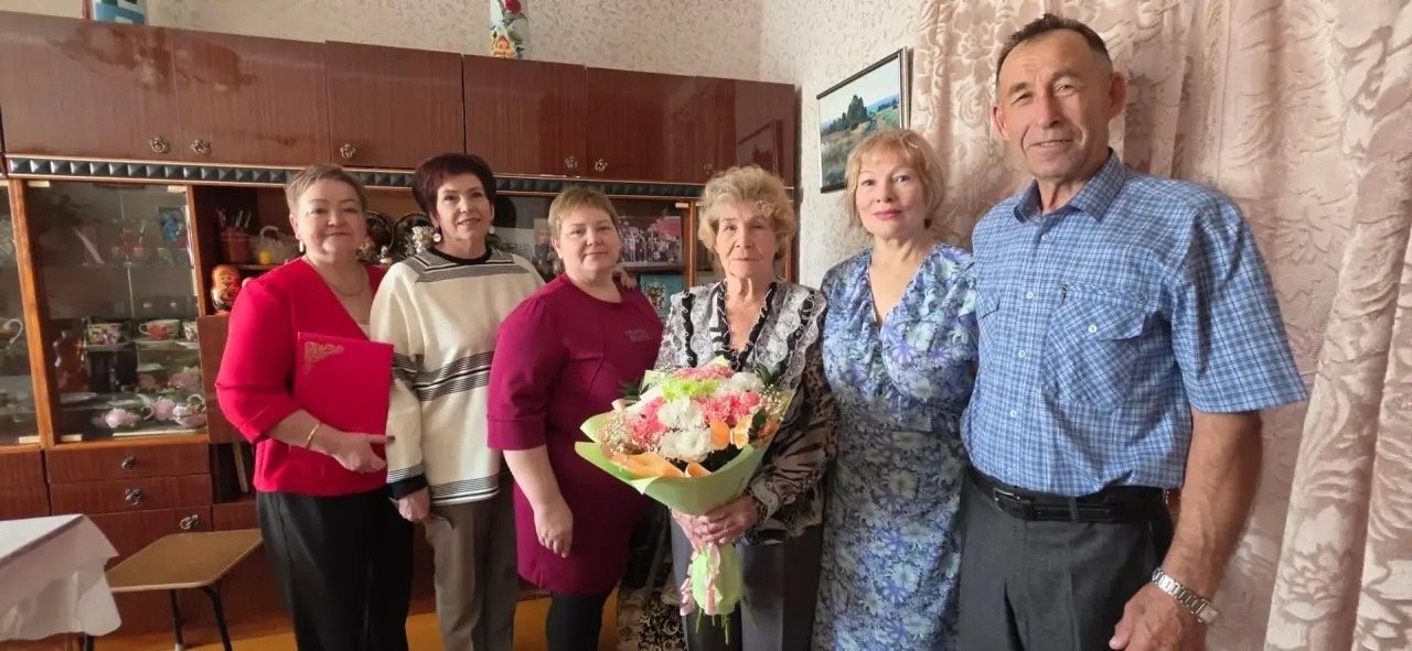 Бывшая заведующая детской библиотекой в Приаргунске отметила 90-летие правительство Забайкалья